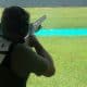 Na imagem, Emilson Menarim em posição de disparo com sua arma.