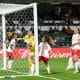 Momento em que gol olímpico acontece na partida entre Irlanda e Canadá pela Copa do Mundo Feminina