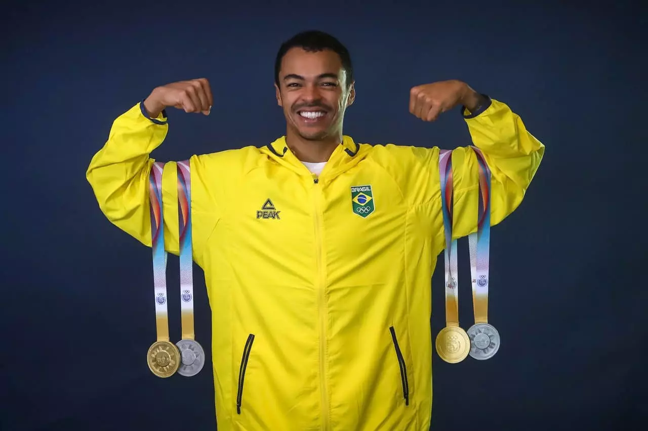 Gabriel Santos com medalhas; é um dos destaques do Brasil nos Jogos Mundiais Universitários Chengdu-2021