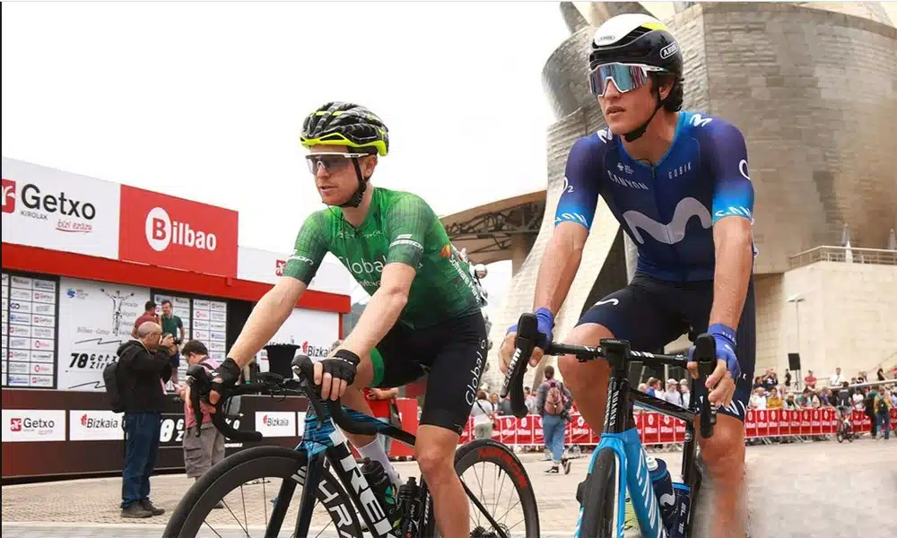 Na imagem, Nícolas Sessler e Vinícius Rangel em cima de suas bicicletas antes da corrida.