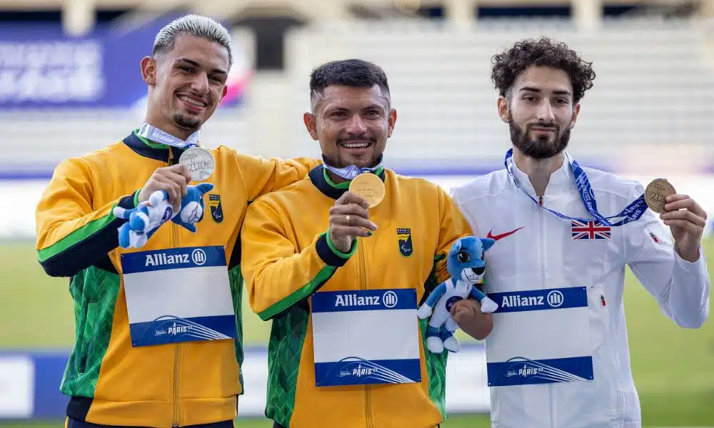 Petrúcio Ferreira e José Alexandre recebem medalhas depois da dobradinha nos 100 m T47 do Mundial de atletismo paralímpico