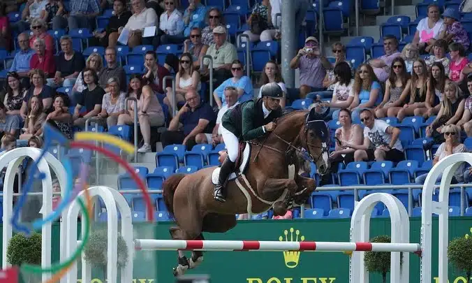 Na image, Rodrigo Pessoa saltando um obstáculo com seu cavalo Major Tom.
