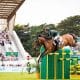 Na imagem, Stephan Barcha superando obstáculo com seu cavalo.