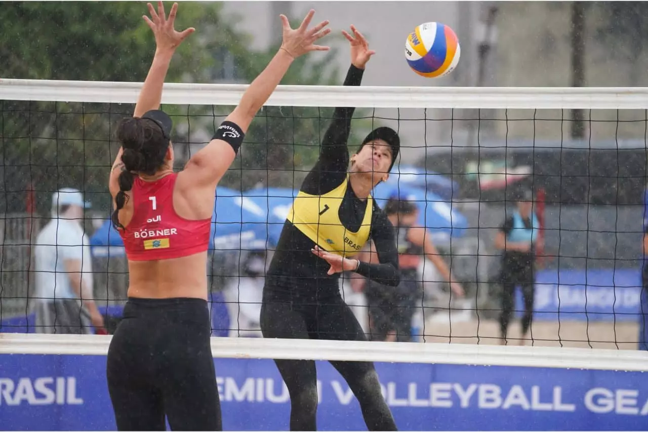 Taiana/Hegeile em ação na etapa Challenge de Espinho do Circuito Mundial de vôlei de praia