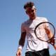 Thiago Wild está de cabeça baixa olhando para sua raquete, que está na mão esquerda - ATP 250 de ESTOCOLMO