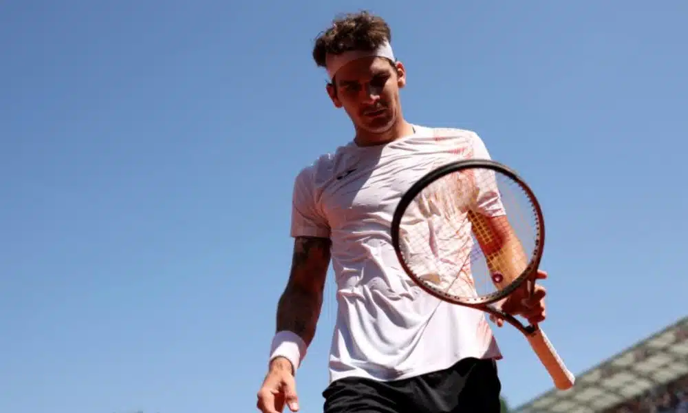 Thiago Wild está de cabeça baixa olhando para sua raquete, que está na mão esquerda - ATP 250 de ESTOCOLMO