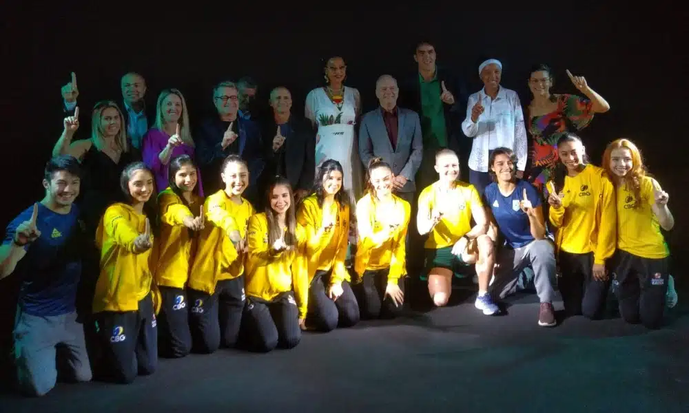 Atletas, diretoria do COB e lendas convidadas posam para foto do evento