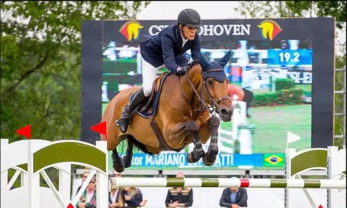 Na imagem, o cavaleiro Victor Luminatti superando obstáculo com seu cavalo.
