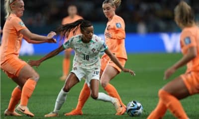 Jogadora de Portugal divide bola com holandesas em partida da Copa do Mundo Feminina