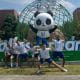 Atletas do tênis e do tênis de mesa pousam para foto em frente ao mascote de Chengdu-2021