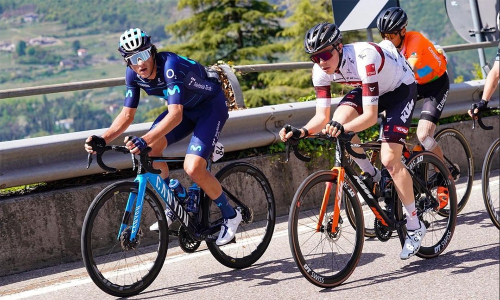 Na imagem, Vinícius Rangel pedalando na curva da estrada.