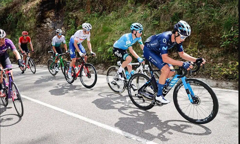 Na imagem, Vinícius Rangel pedalando no meio do pelotão.