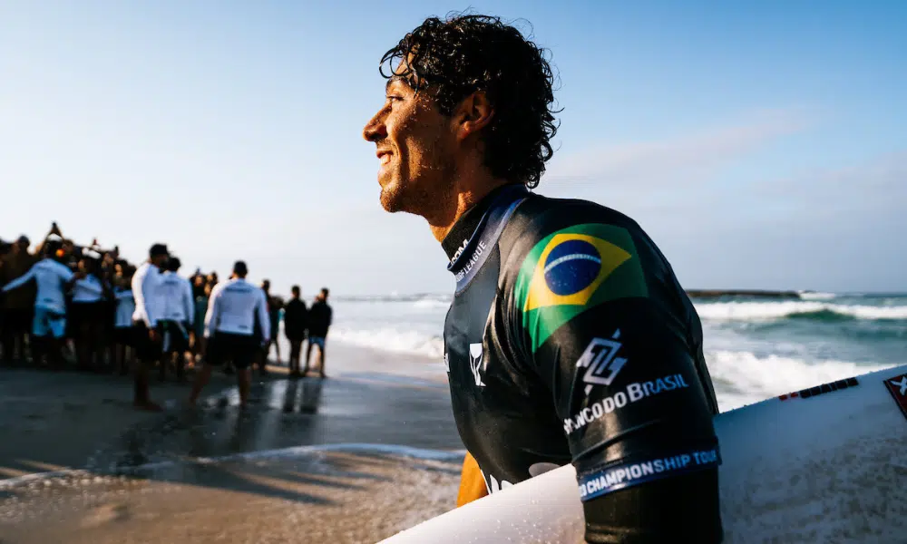 Yago Dora sorridente enquanto sai da água na etapa de Saquarema da WSL