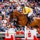 Na imagem, Yuri Mansur saltando um obstáculo com seu cavalo.
