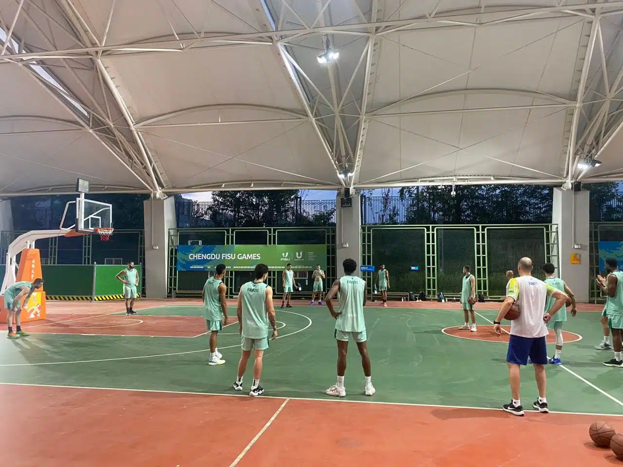 seleção brasileira sub-26 de basquete masculino treina em Chengdu-2021 para os Jogos Mundiais Universitários