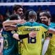 Jogadores do Brasil se abraçam comemorando vitória no primeiro set na Liga das Nações de vôlei