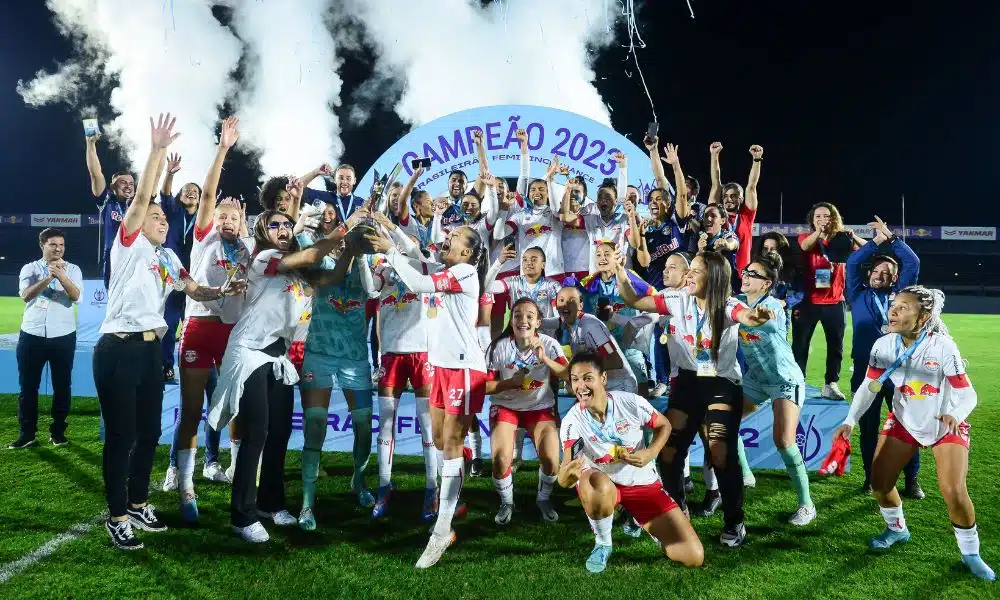 Jogadoras do Bragantino erguem a taça do Brasileiro Feminino Série A2