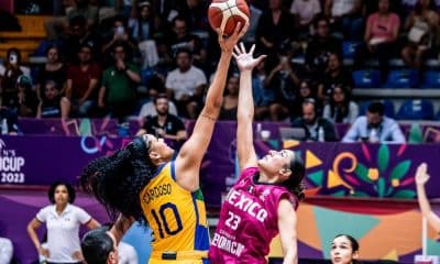 Kamila, do Brasil, disputa bola com pivô do México no início de jogo da Americup de basquete feminino