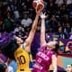 Kamila, do Brasil, disputa bola com pivô do México no início de jogo da Americup de basquete feminino