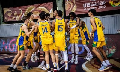 Jogadores do Brasil comemoram vitória sobre a Coreia do Sul e 11º lugar no Mundial sub-19 de basquete