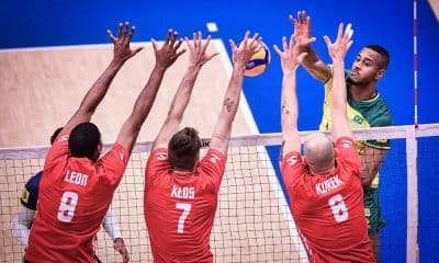 Lucarelli, do Brasil, ataca contra o bloqueio triplo da Polônia na Liga das Nações de vôlei masculino VNL