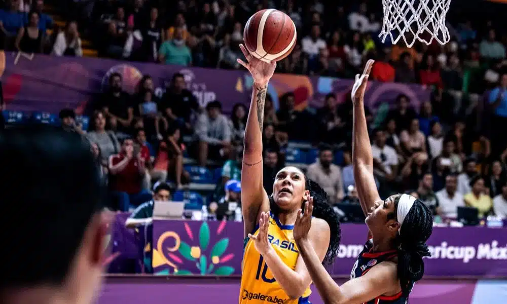 Kamilla Cardoso em ação na final da Americup Feminina. Ela irá jogar para o Brasil no Pré-Olímpico de basquete feminino