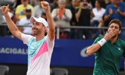Na imagem, Marcelo Demoliner e Matwe Middelkoop comemorando a vitória.