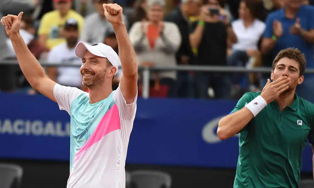 Na imagem, Marcelo Demoliner e Matwe Middelkoop comemorando a vitória.