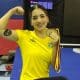 Emily Rosa posa para foto com as três medalhas do Sul-Americano de levantamento de pesos
