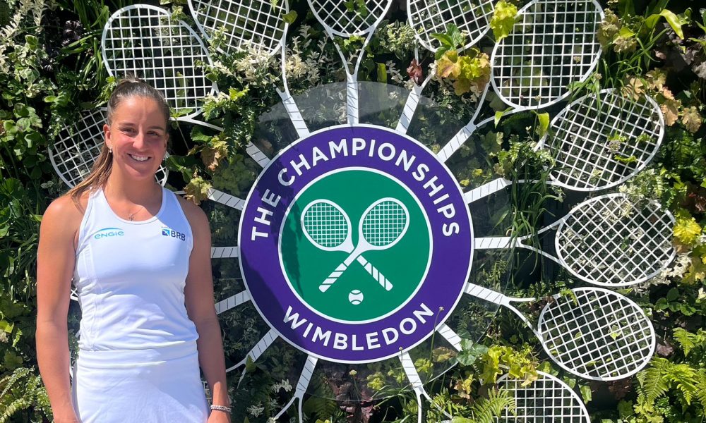 Ingrid Martins pousa para foto em frente ao longo de Wimbledon; ela ganhou vaga como alternate junto a Lidziya Marozava