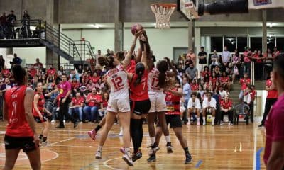 Atletas de Ituano e Sesi Araraquara disputam bola no garrafão em jogo das quartas de final da LBF