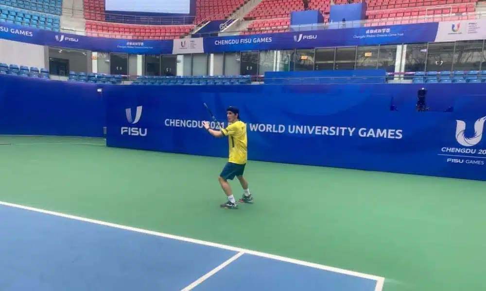 Leandro Marinho é um dos tenistas brasileiros que treinaram na quadra central dos Jogos Mundiais Universitários Chengdu-2021