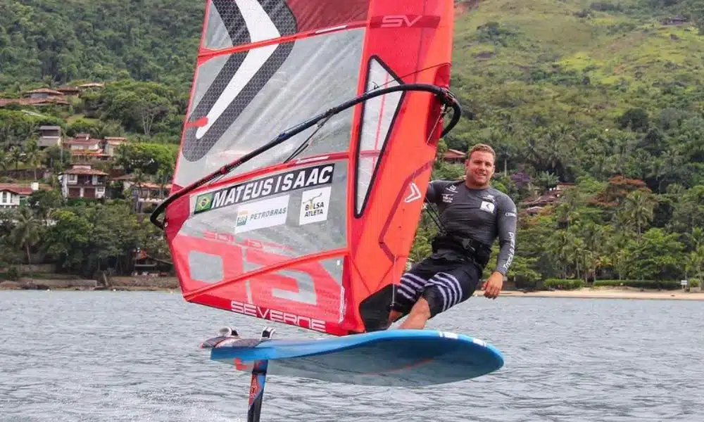 Mateus Isaac, da iQFoil, se prepara para entrar em ação antes do evento-teste da vela para Paris 2024