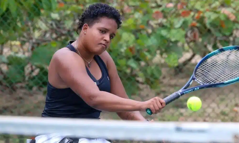 Meirycoll Duval dando um slice na bola próximo a rede no Aberto de Barranquilla