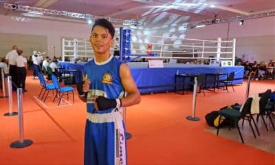 Otniel dos Santos posa para foto em frente ao ringue do Brasileiro Cadete e Juvenil de boxe