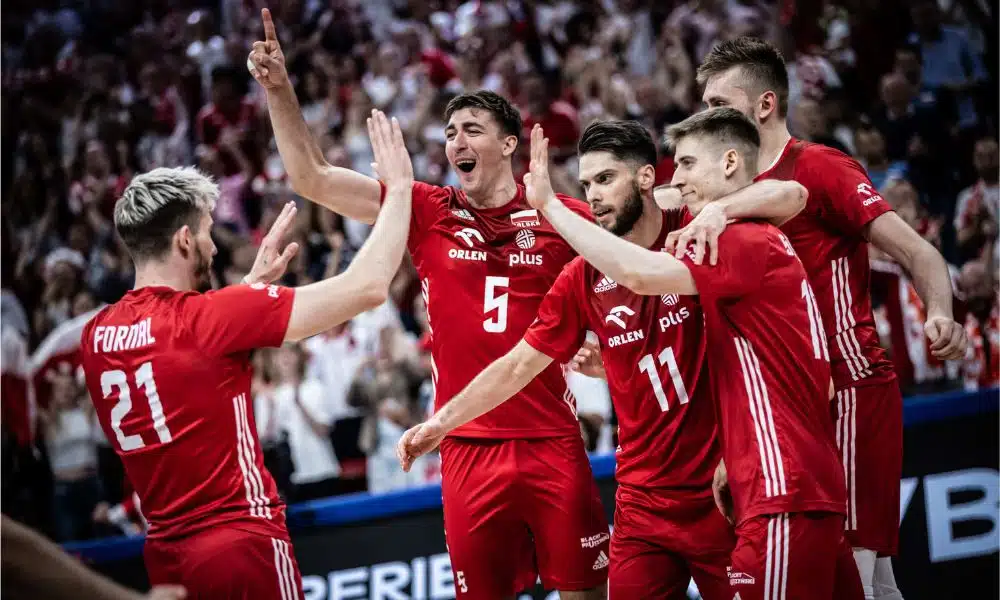 Jogadores da Polônia comemoram ponto contra os Estados Unidos na final da Liga das Nações de vôlei masculino VNL