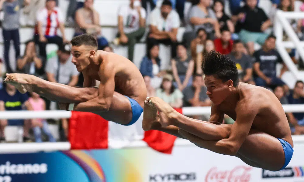 Rafael Fogaça e Rafael Max competem no trampolim sincronizado dos saltos ornamentais no Mundial de Esportes Aquáticos de Fukuoka