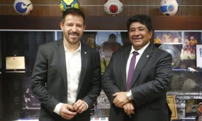 Ramon Menezes posa para foto ao lado de Ednaldo Rodrigues, presidente da CBF,