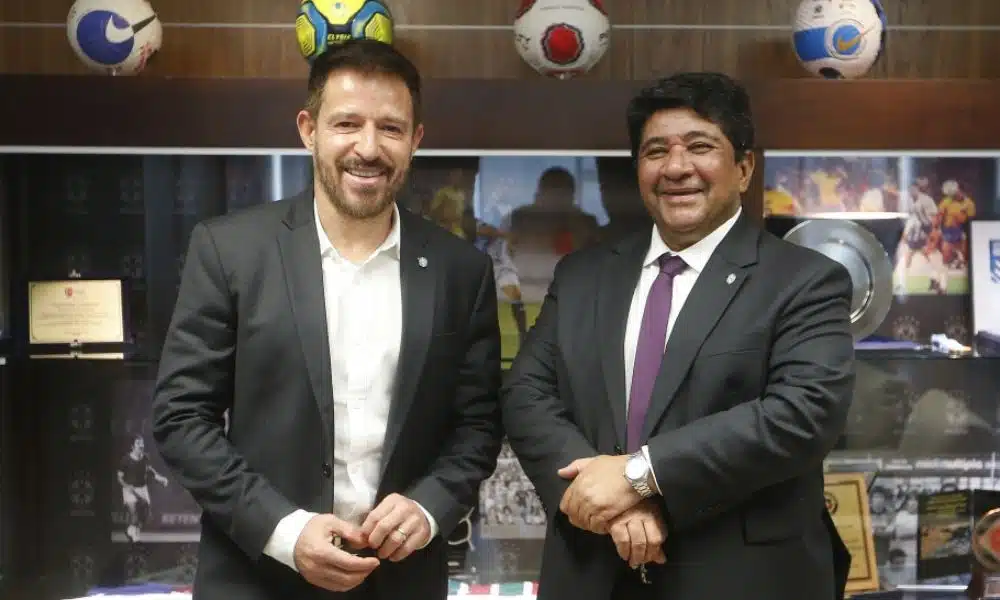 Ramon Menezes posa para foto ao lado de Ednaldo Rodrigues, presidente da CBF,