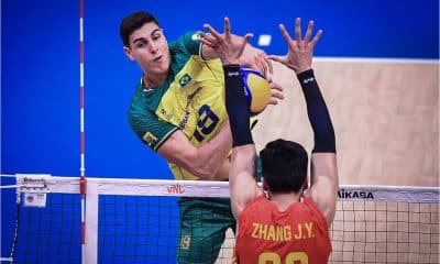Felipe Roque, do Brasil, ataque sobre o bloqueio da China em jogo da Liga das Nações VNL