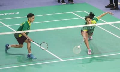 Sania Lima e Juliana Vieira perderam nas oitavas de final do Aberto dos Estados Unidos. Na foto, elas jogam em uma quadra verde clara e vestem shorts pretos com camiseta verde