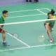Sania Lima e Juliana Vieira perderam nas oitavas de final do Aberto dos Estados Unidos. Na foto, elas jogam em uma quadra verde clara e vestem shorts pretos com camiseta verde