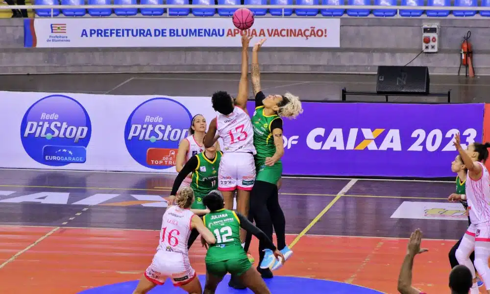 Jogadoras de Santo André e Blumenau disputam bola no início de jogo da LBF