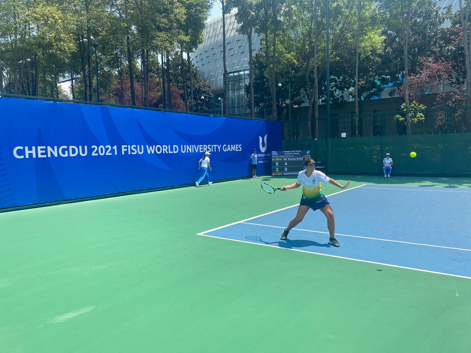 Tayná Mendes em ação no tênis dos Jogos Mundiais Universitários de Chengdu; Jackson Xavier também venceu