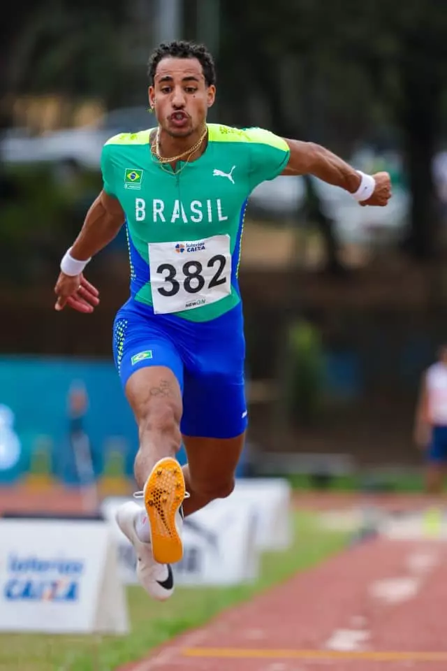 Almir Cunha saltando