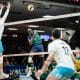 Abouba atacando bola na saída de rede em jogo contra a Argentina pela Liga das Nações de vôlei