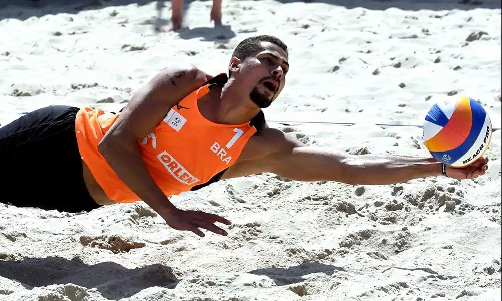 Na imagem, Adelmo se atirando para salvar a bola de cair na areia.