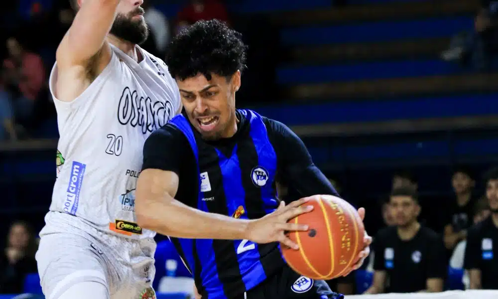 Adyel Borges, do Pinheiros, em ação no jogo contra o Osasco pelo Paulista de basquete masculino