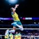 Alan Souza salta para o saque em jogo do Brasil contra o Japão pela VNL 2023