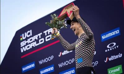 Na imagem, Alex Malacarne no pódio com o troféu.